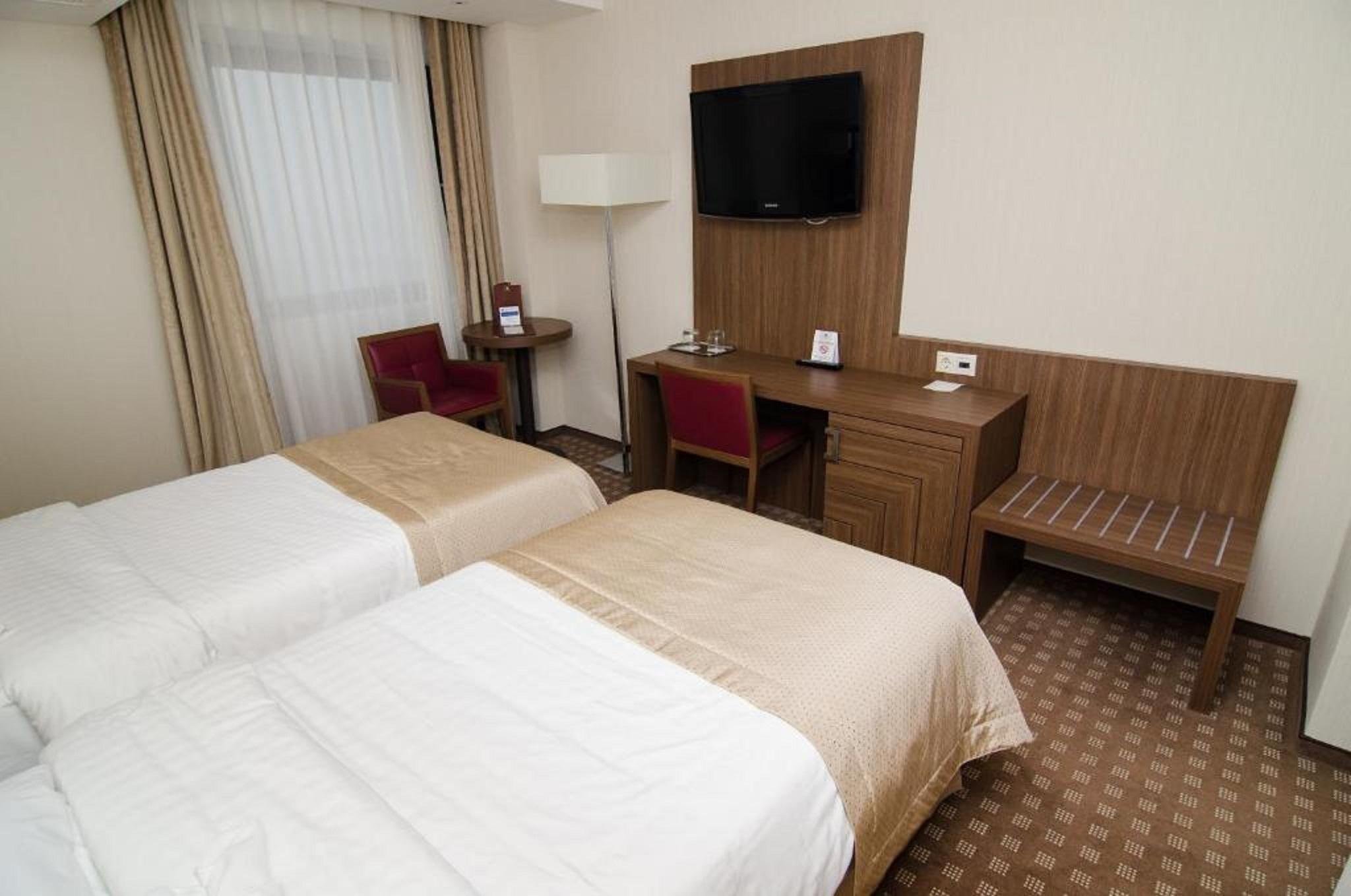 Central Plaza Hotel Piatra Neamt Bagian luar foto