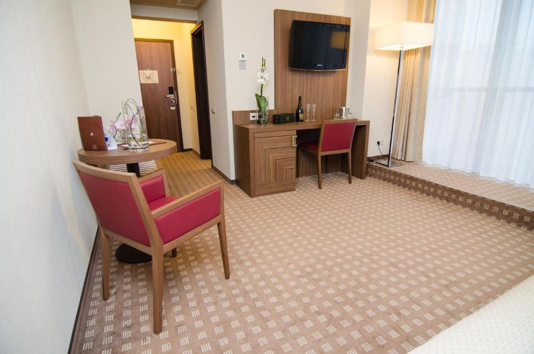 Central Plaza Hotel Piatra Neamt Bagian luar foto