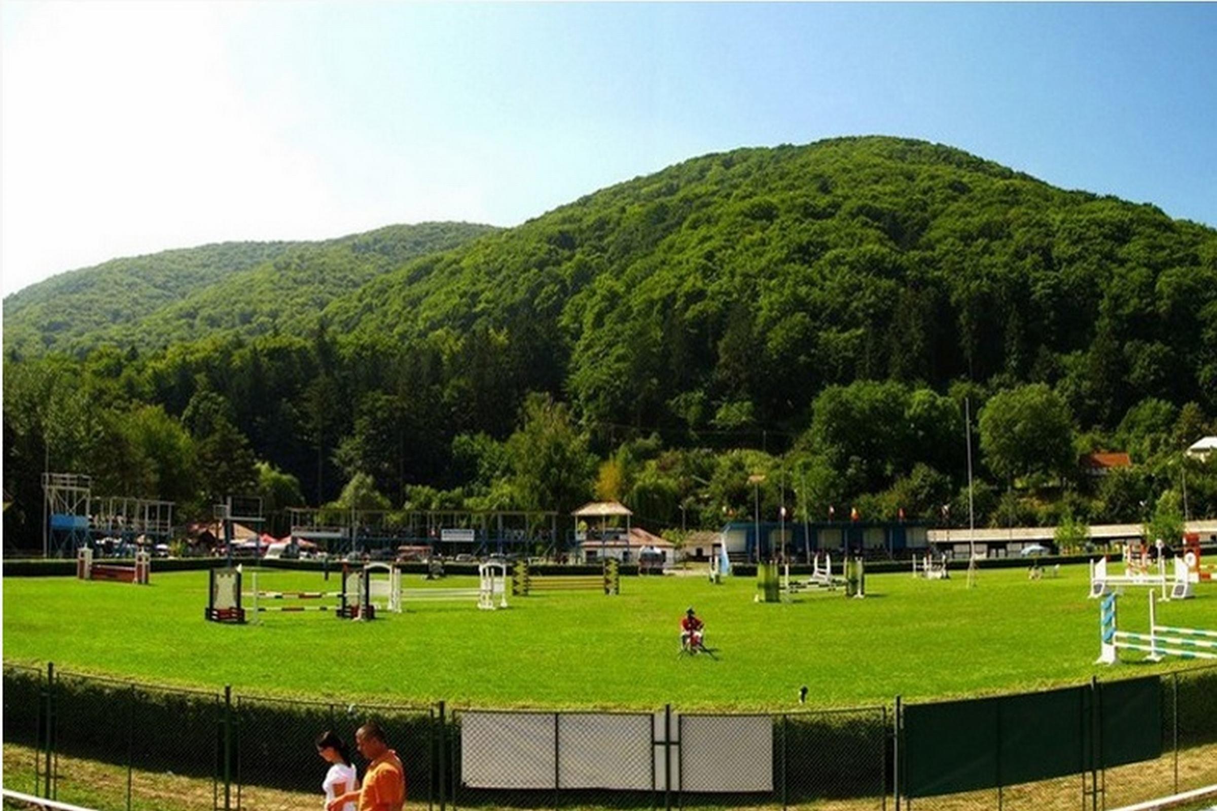 Central Plaza Hotel Piatra Neamt Bagian luar foto