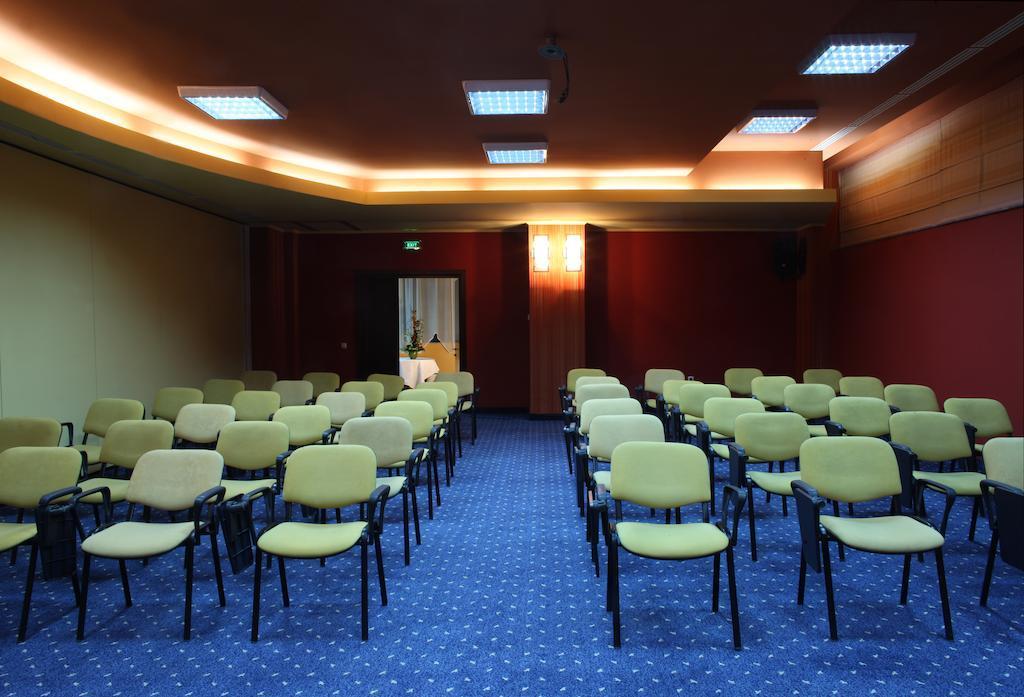 Central Plaza Hotel Piatra Neamt Bagian luar foto