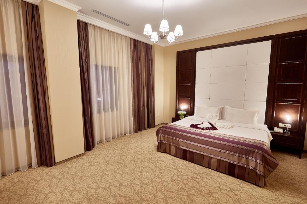 Central Plaza Hotel Piatra Neamt Bagian luar foto