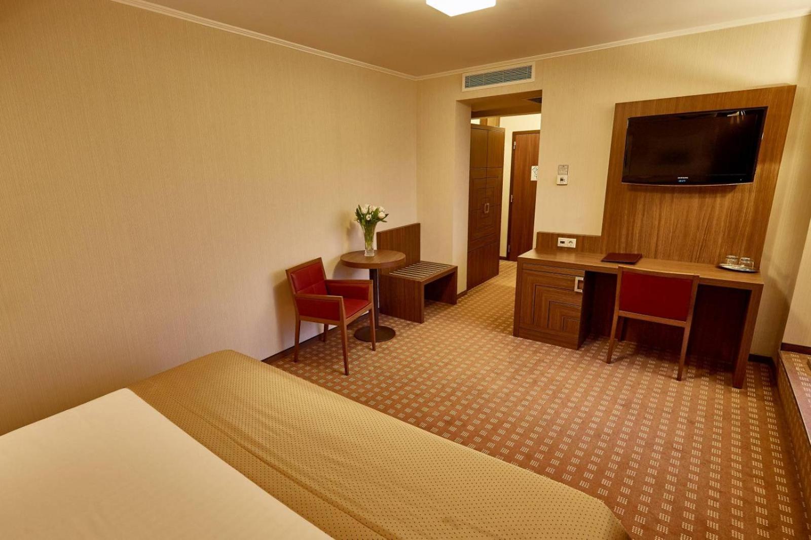 Central Plaza Hotel Piatra Neamt Bagian luar foto