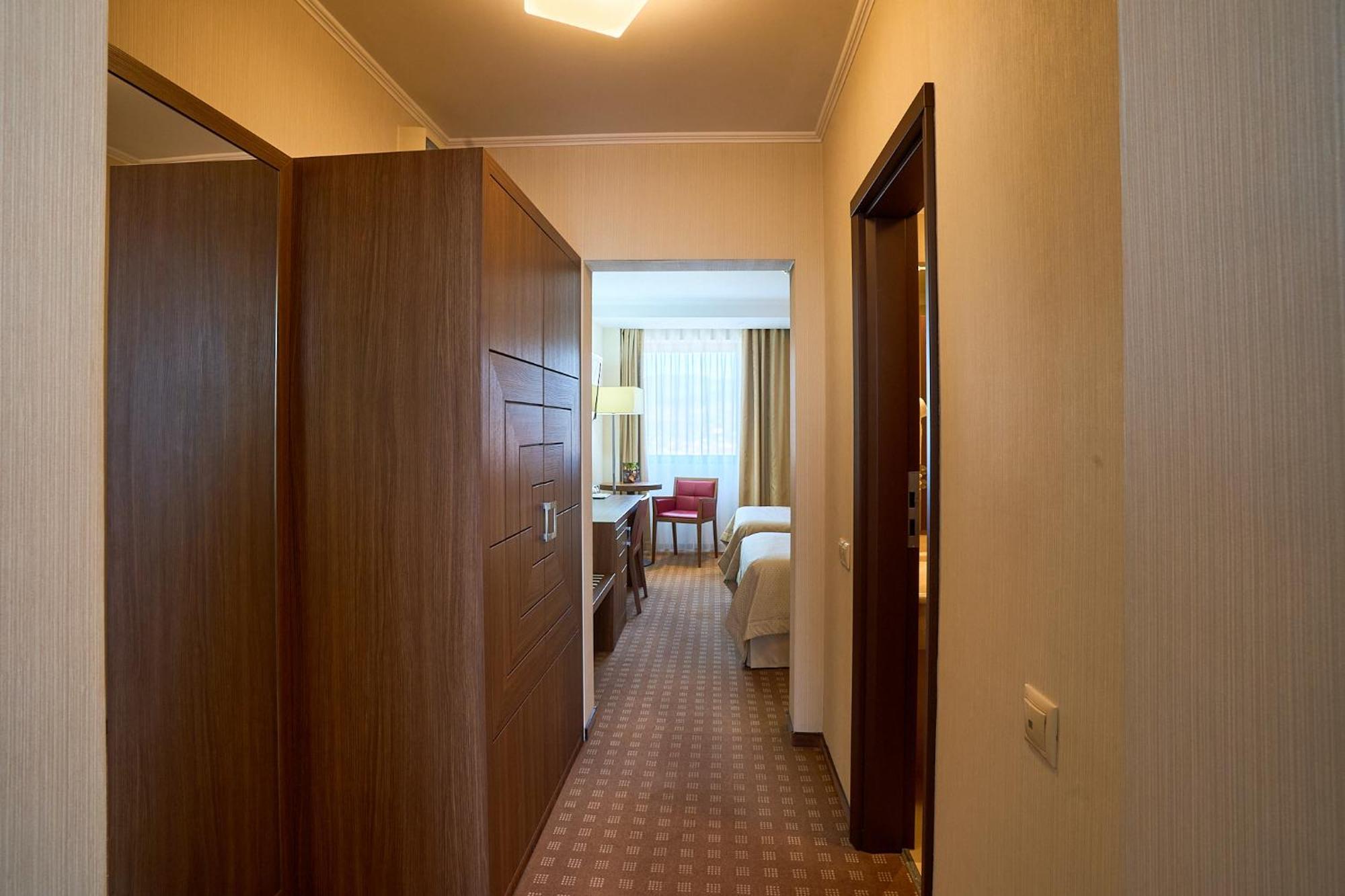 Central Plaza Hotel Piatra Neamt Bagian luar foto