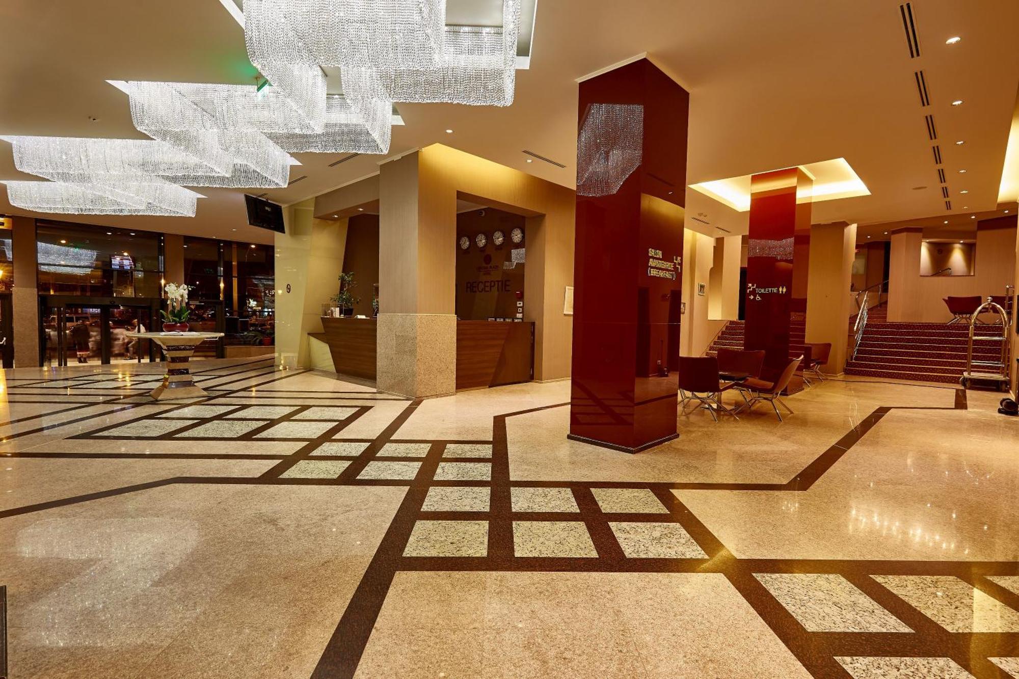 Central Plaza Hotel Piatra Neamt Bagian luar foto